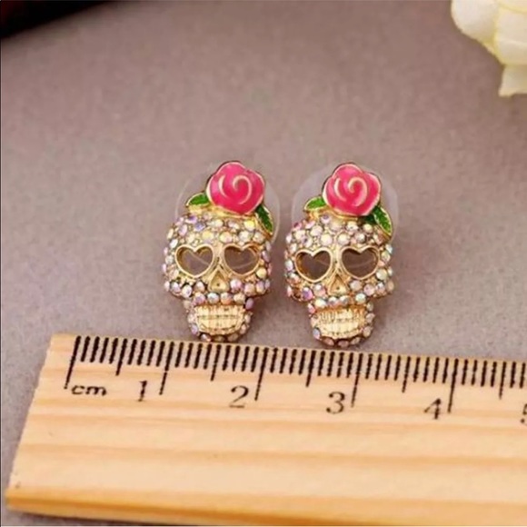 {SASHA} sparkle skull flower stud earrings - Picture 4 of 6